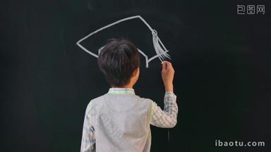小学生在黑板上画博士帽